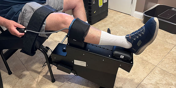 patient getting knee decompression in Ontario for auto accident injury