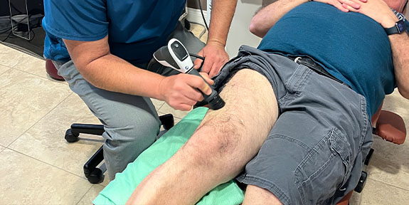 patient getting shockwave therapy in Ontario for auto accident injury
